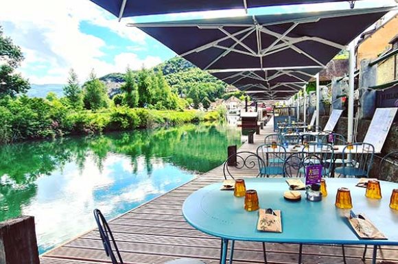 Restaurant local avec une terrasse ensoleillée proche Aix-les-Bains